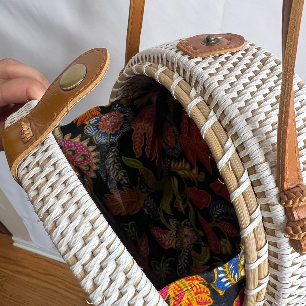 Collection 18 Handcrafted Round Rattan Bag - Picture 3 of 6